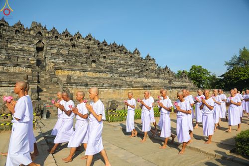 ภาพ No.103044:พิธีวันทาเจดีย์ พิธีเวียนประทักษิณ ธรรมทายาทชาวอินโดนีเซียกว่า 1,000 คน ณ มหาเจดีย์บุโรพุทโธ ประเทศอินโดนีเซีย ในวันที่ 19 ธันวาคม พ.ศ. 2566