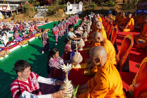 พิธีตักบาตรเนื่องในวันมาฆบูชา ณ สนามโรงเรียนบ้านนาเกียน  อำเภออมก๋อย จังหวัดเชียงใหม่ วันเสาร์ที่ ๒๔ กุมภาพันธ์ พ.ศ. ๒๕๖๗