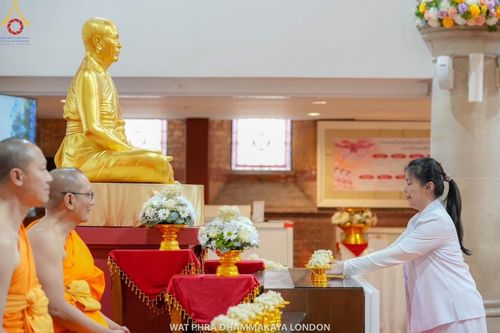 ภาพ No.161376:วัดพระธรรมกายลอนดอน สหราชอาณาจักร จัดงานบุญ น้อมถวายเป็นพุทธบูชา และบูชาธรรมเนื่องในวาระ 140 ปี วันคล้ายวันเกิดด้วยรูปกายเนื้อของ พระมงคลเทพมุนี (สด จนฺทสโร) พระผู้ปราบมาร ในวันที่ 10 ตุลาคม พ.ศ. 2567