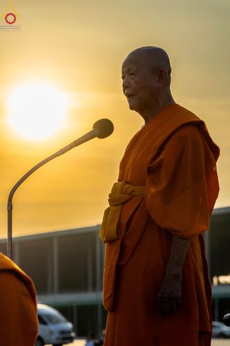 ภาพ No.102261:พระธรรมทายาทในโครงการอุปสมบทหมู่ บูชาธรรมมหาปูชนียาจารย์ ร่วมปฏิบัติธรรม ถ่ายภาพหมู่ประวัติศาสตร์ และรับฟังโอวาทจากหลวงพ่อทัตตชีโว ณ ลานธรรม พระมหาธรรมกายเจดีย์ วัดพระธรรมกาย วันที่ 15 ธันวาคม พ.ศ. 2566