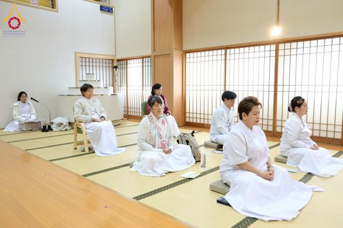 ภาพ No.213419:วันอาทิตย์ที่ 16 มีนาคม พ.ศ. 2568 พิธีบุพเปตพลี, ถวายภัตตาหาร, ปล่อยปลา วัดพระธรรมกายคานากาว่า ประเทศญี่ปุ่น