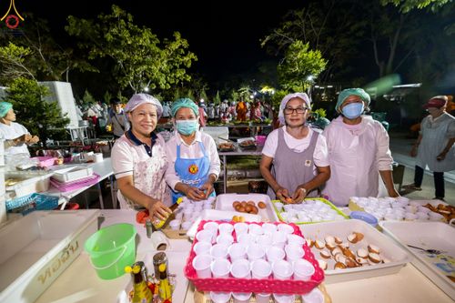 ภาพ No.189399:พิธีถวายภัตตาหารเป็นสังฆทาน แด่พระธรรมยาตรา ในโครงการธรรมยาตรา กตัญญูบูชา มหาปูชนียาจารย์ พระมงคลเทพมุนี(สด จนฺทสโร) พระผู้ปราบมาร อนุสรณ์สถาน 7 แห่ง ปีที่ 13 ณ อนุสรณ์สถานมหาวิหารพระมงคลเทพมุนี (โลตัสแลนด์) อ.สองพี่น้อง จ.สุพรรณบุรี วันที่ 5 มกราคม 2568