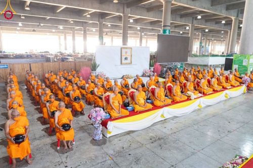 ภาพ No.115457:พิธีตักบาตรฉลองพระใหม่ ในโครงการอุปสมบทหมู่บูชาธรรม 115 ปี คุณยายอาจารย์มหารัตนอุบาสิกาจันทร์ ขนนกยูง วันที่ 19  มกราคม พ.ศ. 2567 ณ มหารัตนวิหารคด วัดพระธรรมกาย