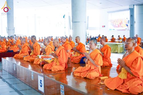 ภาพ No.198047:พิธีถวายภัตตาหารแด่พระภิกษุ สามเณร  บูชาธรรมคุณยายอาจารย์มหารัตนอุบาสิกาจันทร์ ขนนกยูง เนื่องในวาระวันคล้ายวันเกิดครบ 116 ปี วันอาทิตย์ที่ 19 มกราคม พ.ศ. 2568 ณ หอฉันคุณยายอาจารย์ฯ วัดพระธรรมกาย