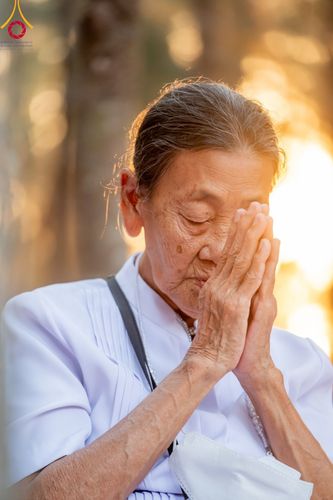 ภาพ No.107102:พิธีจุดประทีปถวายเป็นพุทธบูชา และบูชาธรรมมหาปูชนียาจารย์ ในโครงการธรรมยาตรากตัญญูบูชา มหาปูชนียาจารย์ พระมงคลเทพมุนี(สด จนฺทสโร) พระผู้ปราบมาร  อนุสรณ์สถาน 7 แห่ง ปีที่ 12  วันที่ 6 มกราคม พ.ศ. 2567 ณ อนุสรณ์สถานมหาวิหารพระมงคลเทพมุนี อ.สองพี่น้อง จ.สุพร