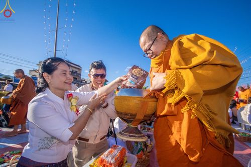 ภาพ No.187134:พิธีตักบาตรพระ ๕๐๐ รูป "สร้างบุญใหญ่ ส่งท้ายปีเก่า ต้อนรับปีใหม่ ๒๕๖๘" วันเสาร์ที่ ๒๘ ธันวาคม พ.ศ. ๒๕๖๗ ณ ถนนหน้าที่ว่าการอำเภอภูเรือ จังหวัดเลย