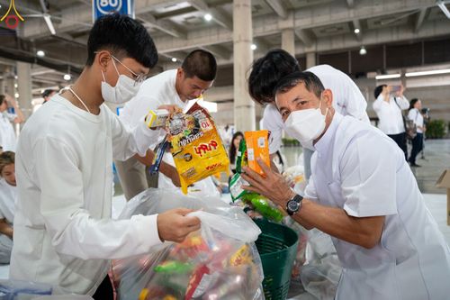 ภาพ No.85715:พิธีตักบาตรฉลองพระใหม่ ในโครงการบรรพชาอุปสมบทหมู่รุ่นเข้าพรรษา ณ วิหารคด 30 วัดพระธรรมกาย วันที่ 13 สิงหาคม พ.ศ. 2566