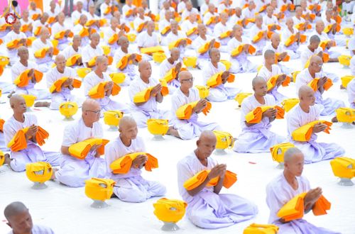 ภาพ No.184501:พิธีขอขมา มอบบาตรผ้าไตร บรรพชา อุปสมบท  ในโครงการอุปสมบทบูชาธรรมมหาปูชนียาจารย์ ณ วัดกลางพระอารามหลวง อ.เมืองบุรีรัมย์ จ.บุรีรัมย์ วันศุกร์ที่ 6 ธันวาคม พ.ศ. 2567