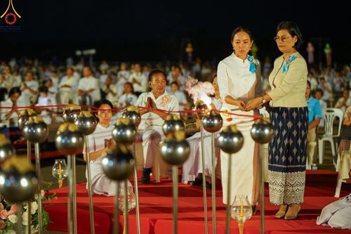 ภาพ No.175932:พิธีจุดประทีปโคมลาน, โคมลอยและลอยกระทง ถวายประทีปเป็นพุทธบูชา สร้างความสว่างไสวให้กับแผ่นดินด้วยแสงธรรม วันที่ 15 พฤศจิกายน พ.ศ. 2567 ณ พุทธอุทยานนานาชาติ อ.โพนพิสัย จ.หนองคาย