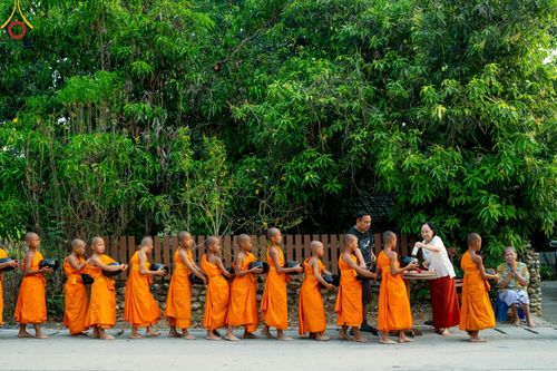 ภาพ No.136967:Photo Story  มหัศจรรย์วัดดงดินแดง Episode 5 กิจกรรมถ่ายภาพหมู่ประวัติศาสตร์ และตักบาตรฉลองพระ-เณรกว่า 500 รูป วันที่ 6 เมษายน พ.ศ. 2567