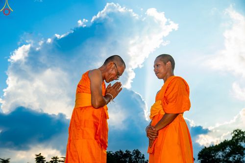 ภาพ No.101568:พิธีขอขมาและมอบผ้าไตร ในโครงการอุปสมบทบูชาธรรม มหาปูชนียาจารย์ พ.ศ. 2566 ณ ธุดงคสถานลำพูน ต.เหล่ายาว อ.บ้านโฮ่ง จ.ลำพูน  วันที่ 7 ธันวาคม พ.ศ. 2566