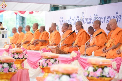 ภาพ No.158097:พิธีทอดผ้าป่า ติดตั้งแผ่นสิริฉะทะนะรัสมี(หลังคา) อาคาร 80 ปี หลวงพ่อธัมมชโย วันอาทิตย์ที่ 22 กันยายน พ.ศ. 2567 ณ ศูนย์ปฏิบัติธรรมวิหารแดง อ.วิหารแดง จ.สระบุรี