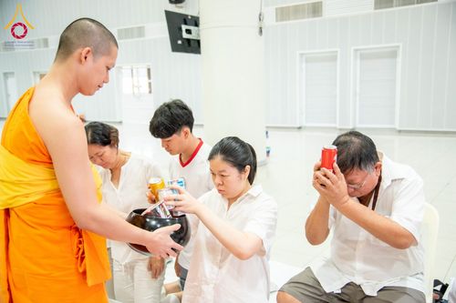 ภาพ No.60761:พิธีตักบาตรพระภิกษุสามเณร ธรรมทายาทระดับอุดมศึกษา วันเสาร์ที่ 20 เมษายน พ.ศ. 2567 ณ ห้องปฎิบัติธรรม ชั้นลอย มหารัตนวิหารคด 13 วัดพระธรรมกาย จ.ปทุมธานี