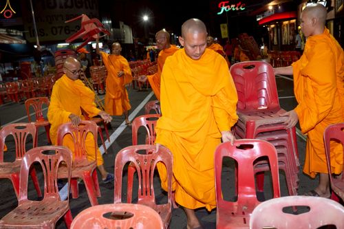 ภาพ No.237324:วันที่ 9-10 สิงหาคม พ.ศ. 2568 การเตรียมงาน เก็บงาน ของเจ้าหน้าที่ทุกสถานะ ในงานมหาสังฆทาน ตักบาตรพระ 10,000 รูป ใจกลางเมืองหาดใหญ่ จ.สงขลา