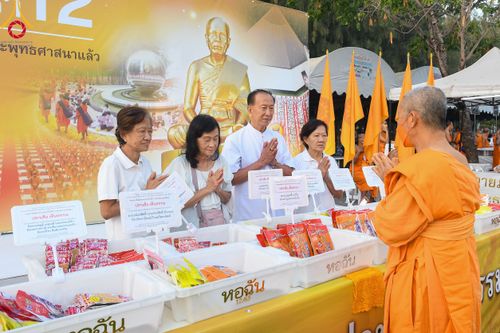ภาพ No.108438:ถวายภัตตาหารเป็นสังฆทาน แด่คณะพระธรรมยาตราฯ ในโครงการธรรมยาตรากตัญญูบูชา มหาปูชนียาจารย์ พระมงคลเทพมุนี(สด จนฺทสโร) พระผู้ปราบมาร อนุสรณ์สถาน 7 แห่ง ปีที่ 12 วันที่ 7 มกราคม พ.ศ. 2567 ณ อนุสรณ์สถานโลตัสแลนด์ จ.สุพรรณบุรี