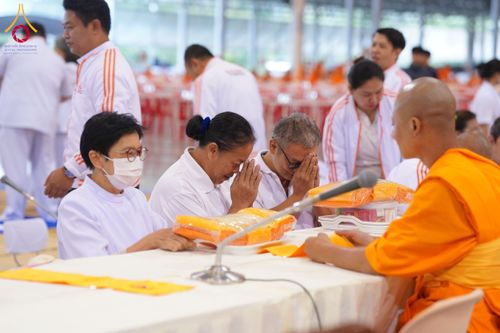 ภาพ No.202669:พิธีถวายภัตตาหารเป็นสังฆทาน แด่พระธรรมยาตรา ณ วัดพระธรรมกาย ตำบลคลองสาม อำเภอคลองหลวง จังหวัดปทุมธานี ในโครงการธรรมยาตรา กตัญญูบูชา มหาปูชนียาจารย์ พระมงคลเทพมุนี(สด จนฺทสโร) พระผู้ปราบมาร อนุสรณ์สถาน 7 แห่ง ปีที่ 13 วันที่ 28 มกราคม พ.ศ. 2568