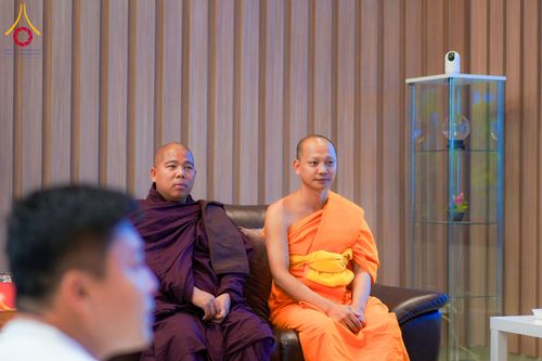 ภาพ No.327666:วันที่ 1-6 พฤษภาคม พ.ศ.2569 ต้อนรับชาวต่างชาติ พระภิกษุ คณะชาวเมียนมาร์  อุบาสิกาชาวอินเดีย เยี่ยมชมวัดพระธรรมกายและสักการะพระมหาธรรมกายเจดีย์