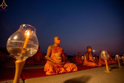 ภาพ No.122205:พิธีจุดประทีปถวายเป็นพุทธบูชา และบูชาธรรมมหาปูชนียาจารย์ พระมงคลเทพมุนี(สด จนฺทสโร) ในโครงการธรรมยาตรา กตัญญูบูชา มหาปูชนียาจารย์ พระมงคลเทพมุนี(สด จนฺทสโร) พระผู้ปราบมาร อนุสรณ์สถาน 7 แห่ง ปีที่ 12 วันที่ 31 มกราคม พ.ศ. 2567 ณ วัดพระธรรมกาย จ.ปทุมธานี (