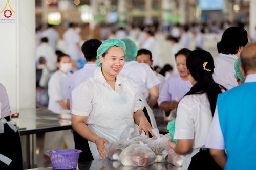 ภาพ No.58804:V.40 ภัตตาหารพระหมื่นวัด เราจัดให้ การปฏิบัติงานของเจ้าหน้าที่และอาสาสมัคร เพื่อรับบุญในการถวายภัตตาหาร แด่คณะสงฆ์ 10,000 กว่าวัดทั่วประเทศ ที่มาร่วมงานวันคุ้มครองโลก จันทร์ที่ 22 เมษายน พ.ศ. 2567 ณ วัดพระธรรมกาย