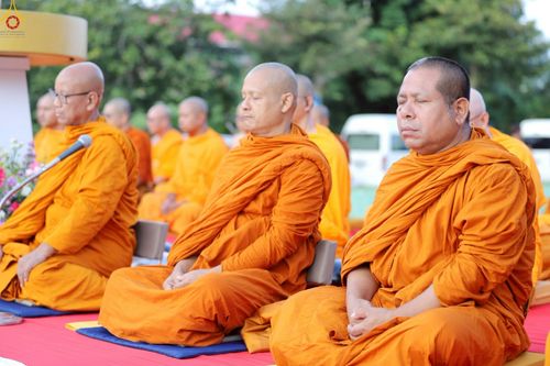 ภาพ No.235137:วันอาทิตย์ที่ 27 กรกฎาคม พ.ศ. 2568 พิธีตักบาตรพระ1,000 รูป ทำบุญเมืองพัทลุง ประธานสงฆ์ พระปริยัติวชิโรดม  เจ้าคณะจังหวัดพัทลุง ประธานฆราวาส นายรัฐศาสตร์ ชิดชู  ผู้ว่าราชการจังหวัดพัทลุง