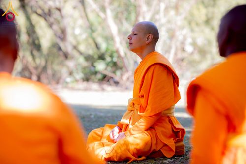 ภาพ No.232984:วันอาทิตย์ 29 มิถุนายน พ.ศ. 2568 กิจกรรมอบรมธรรมทายาทแอฟริกาใต้  ปฏิบัติธรรมสร้างสันติสุขภายใน แสงแห่งพุทธธรรมสู่แผ่นดินแอฟริกาใต้ ณ บริเวณหน้าวัดพระธรรมกายโจฮันเนสเบิร์ก