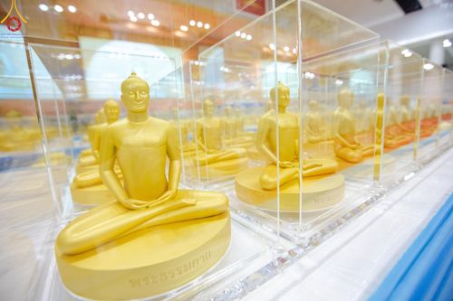 ภาพ No.159462:สัมมนาพิเศษและพิธีมอบองค์พระธรรมกาย 2,000 องค์ ณ ห้องแก้วสารพัดนึก 1 วัดพระธรรมกาย วันอาทิตย์ต้นเดือนที่ 6 ตุลาคม พ.ศ. 2567