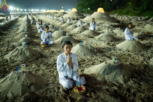 ภาพ No.138625:Photo Story  มหัศจรรย์วัดดงดินแดง Episode 6 พระภิกษุ-สามเณร ในโครงการบรรพชาอุปสมบทหมู่  กว่า 500 รูป และศีลจาริณีกว่า 300 คน ร่วมกันก่อพระเจดีย์ทราย 20,000 องค์ และจุดประทีป  บูชาธรรม 80 ปี หลวงพ่อธมฺมชโย กลางลำน้ำแม่ตื่น