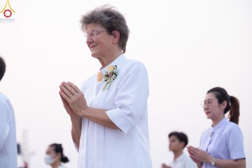 ภาพ No.121959:พิธีจุดประทีปถวายเป็นพุทธบูชา และบูชาธรรมมหาปูชนียาจารย์ พระมงคลเทพมุนี(สด จนฺทสโร) ในโครงการธรรมยาตรา กตัญญูบูชา มหาปูชนียาจารย์ พระมงคลเทพมุนี(สด จนฺทสโร) พระผู้ปราบมาร อนุสรณ์สถาน 7 แห่ง ปีที่ 12 วันที่ 31 มกราคม พ.ศ. 2567 ณ วัดพระธรรมกาย จ.ปทุมธานี