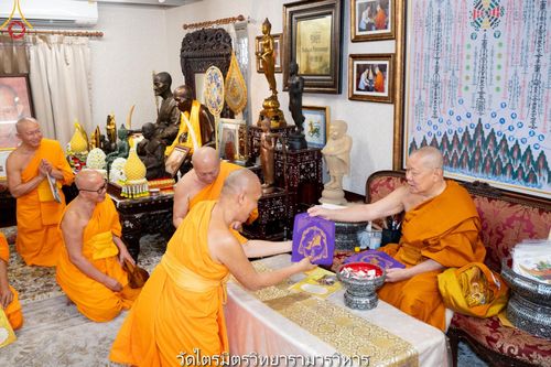 ภาพ No.145856:คณะสงฆ์วัดพระธรรมกาย ทำวัตรพระผู้ใหญ่ ในเทศกาลเข้าพรรษา วันจันทร์ที่ 22 กรกฎาคม พ.ศ. 2567