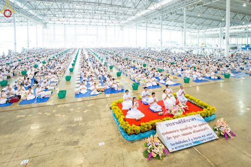 ภาพ No.139050:พิธีตักบาตร , พิธีบูชาข้าวพระ ณ ห้องแก้วสารพัด 1 สภาธรรมกายสากล วัดพระธรรมกาย วันอาทิตย์ต้นเดือนที่ 2 มิถุนายน พ.ศ. 2567