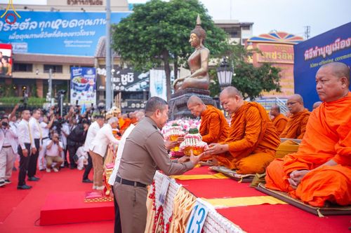 ภาพ No.126028:พิธีทำบุญเมืองนครราชสีมา ฉลอง 556 ปี ตักบาตรพระ 10,000 รูป ในวันเสาร์ที่ 2 มีนาคม พ.ศ.2567 ณ อนุสาวรีย์ท้าวสุรนารี จ.นครราชสีมา จัดโดย คณะสงฆ์จังหวัดนครราชสีมา ร่วมกับสำนักงานจังหวัดนครราชสีมา