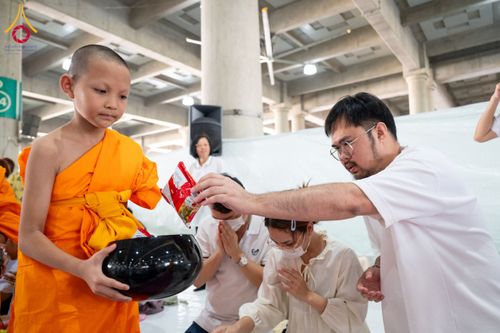 ภาพ No.61990:ตักบาตรฉลองสามเณรใหม่ มัชฌิมธรรมทายาท ณ วิหารคด คอร์ 9 วัดพระธรรมกาย วันที่ 15 เมษายน พ.ศ. 2567