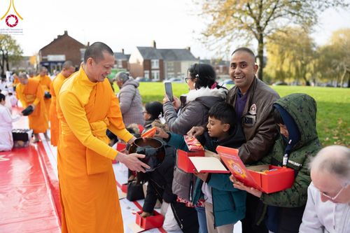 ภาพ No.96412:พิธีทอดกฐินราชันปฐพี ราชินีที่ดิน เพื่อซื้อที่ดินหลังโบสถ์ ฉลองครบรอบ 10 ปีสถาปนาโบสถ์วัดพุทธ วันอาทิตย์ที่ 19 พฤศจิกายน พ.ศ. 2566 ณ วัดพระธรรมกายนิวคาสเซิล ประเทศอังกฤษ