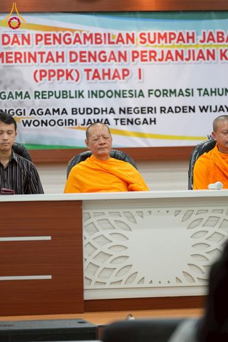 ภาพ No.227505:วันที่ 30 พฤษภาคม พ.ศ. 2568 สันติสุขจากสมาธิ แผ่ไพศาลในแดนอิเหนา : พระสงฆ์ไทยเยือนวิทยาลัยราเดนวิจายา อินโดนีเซีย