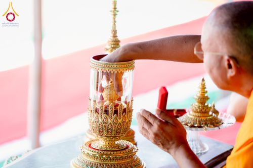 ภาพ No.255456:วันที่ 13 ตุลาคม พ.ศ. 2568 พิธีบรรจุพระบรมสารีริกธาตุ ผูกผ้า 7 สี เพื่อความเป็นสิริมงคล  และ ยกช่อฟ้า ประดิษฐานบนหลังคาอุโบสถวัดทุ่งเจริญธรรม ถวายบูชาธรรม 81 ปี หลวงพ่อธัมมชโย โดยคณะศิษยานุศิษย์ ณ วัดทุ่งเจริญธรรม อ.อมก๋อย จ.เชียงใหม่