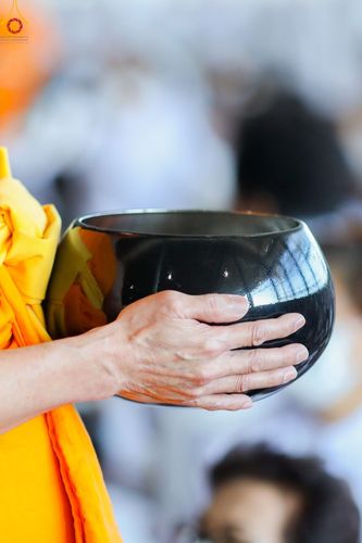 ภาพ No.86824:พิธีตักบาตร , พิธีบูชาข้าวพระ , พิธีจุดเทียนใจ ไฟนิรันดร์ อนันตชัย ในวันอาทิตย์ต้นเดือน 3 กันยายน พ.ศ. 2566 ณ วัดพระธรรมกาย