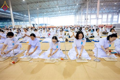 ภาพ No.204274:พิธีถวายภัตตาหารเป็นสังฆทาน แด่พระธรรมยาตรา ณ วัดพระธรรมกาย ตำบลคลองสาม อำเภอคลองหลวง จังหวัดปทุมธานี ในโครงการธรรมยาตรา กตัญญูบูชา มหาปูชนียาจารย์ พระมงคลเทพมุนี(สด จนฺทสโร) พระผู้ปราบมาร อนุสรณ์สถาน 7 แห่ง ปีที่ 13 วันที่ 31 มกราคม พ.ศ. 2568