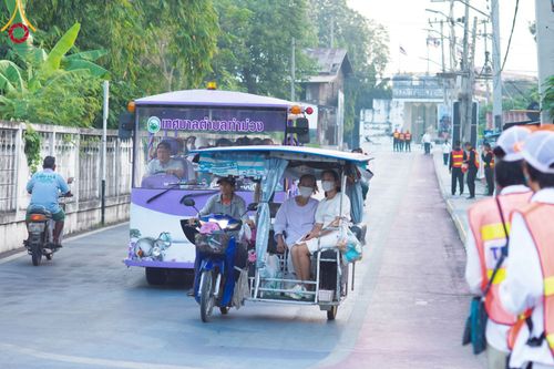 ภาพ No.101804:ตักบาตรพระ 10,000 รูป เติมบุญให้แผ่นดิน เนื่องในโอกาส 192 ปี จังหวัดกาญจนบุรี หนึ่งในโครงการตักบาตรพระ 2,000,000 รูป  77 จังหวัดทุกวัดทั่วไทย วันจันทร์ที่ 11 ธันวาคม พ.ศ. 2566 บริเวณถนนสองแคว (SKY WALK) เมืองกาญจนบุรี