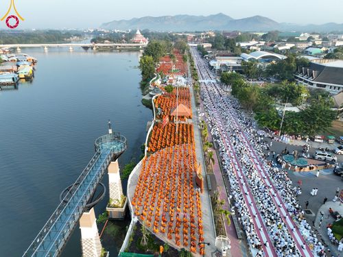 ภาพ No.101751:ตักบาตรพระ 10,000 รูป เติมบุญให้แผ่นดิน เนื่องในโอกาส 192 ปี จังหวัดกาญจนบุรี หนึ่งในโครงการตักบาตรพระ 2,000,000 รูป  77 จังหวัดทุกวัดทั่วไทย วันจันทร์ที่ 11 ธันวาคม พ.ศ. 2566 บริเวณถนนสองแคว (SKY WALK) เมืองกาญจนบุรี