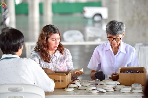 ภาพ No.239968:วันที่ 20-23 สิงหาคม พ.ศ. 2568 การเตรียมงานวันธรรมชัย ใส่ถ่านประทีป LED ที่วิหารคด 7 และ 25 วัดพระธรรมกาย