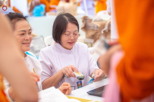 ภาพ No.60302:การต้อนรับพระสังฆาธิการ 10,000 กว่าวัดทั่วประเทศ พิธีมอบปัจจัยช่วยเหลือครู 4 จังหวัดชายแดนภาคใต้ พิธีปฏิบัติธรรม ในวันคุ้มครองโลก วันจันทร์ที่ 22 เมษายน พ.ศ.2567 ณ วัดพระธรรมกาย จ.ปทุมธานี