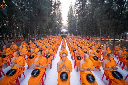 ภาพ No.107361:พิธีตักบาตรพระธรรมยาตราฯ ในโครงการธรรมยาตรากตัญญูบูชา มหาปูชนียาจารย์ พระมงคลเทพมุนี(สด จนฺทสโร) พระผู้ปราบมาร ปีที่ 12 ณ อนุสรณ์สถานมหาวิหารพระมงคลเทพมุนี อ.สองพี่น้อง จ.สุพรรณบุรี วันที่ 7 มกราคม พ.ศ. 2567