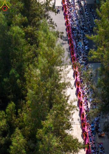 ภาพ No.193243:พิธีต้อนรับพระธรรมยาตรา ณ อนุสรณ์สถาน สถานที่เกิดในเพศสมณะ วัดสองพี่น้อง อำเภอสองพี่น้อง จังหวัดสุพรรณบุรี ในโครงการธรรมยาตรา กตัญญูบูชา มหาปูชนียาจารย์ พระมงคลเทพมุนี(สด จนฺทสโร) พระผู้ปราบมาร อนุสรณ์สถาน 7 แห่ง ปีที่ 13 วันที่ 11 มกราคม พ.ศ. 2568