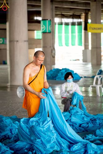 ภาพ No.220760:วันที่ 24-25 เมษายน พ.ศ. 2568 การเก็บงาน ผ้ารับประเคน ผ้าระบาย โต๊ะ เก้าอี้  ภายหลังงานวันคุ้มครองโลก ณ วัดพระธรรมกาย