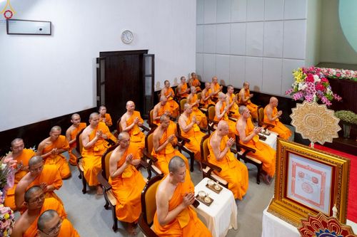 ภาพ No.230922:วันอังคารที่ 1 กรกฎาคม พ.ศ. 2568 ผู้ว่าราชการจังหวัดปทุมธานี เป็นประธานพิธีต้อนรับ สัญญาบัตร พัดยศ พระครูสัญญาบัตรสายต่างประเทศ วัดพระธรรมกาย ประจำปี พ.ศ. 2568 จำนวน 19 รูป