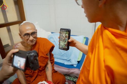 ภาพ No.220290:วันที่ 17 เมษายน พ.ศ. 2568 ผู้แทนวัดพระธรรมกาย ลงพื้นที่เยียวยา ซับน้ำตาเหยื่อแผ่นดินไหวมัณฑะเลย์