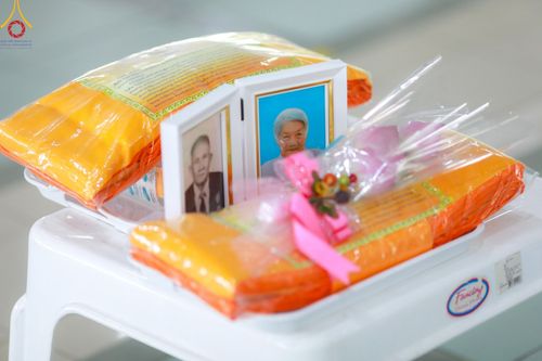 ภาพ No.140055:พิธีบุพเปตพลี ครั้งที่ 151 ร่วมอุทิศบุญกุศลแด่หมู่ญาติที่ล่วงลับไปแล้ว และสืบทอดอายุพระพุทธศาสนา วันพฤหัสบดีที่ 6 มิถุนายน พ.ศ. 2567 (วันพระ แรม 15 ค่ำ เดือน 6) ณ หอฉันคุณยายอาจารย์ วัดพระธรรมกาย