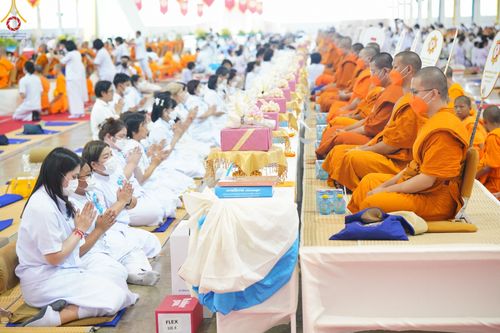 ภาพ No.85348:พิธีถวายมหาสังฆทานคณะสงฆ์ 2000 กว่าวัดทั่วประเทศปีที่ 23, พิธีถวายไทยธรรมคณะสงฆ์ 323 วัด 4 จังหวัดชายแดนภาคใต้, พิธีมอบปัจจัยช่วยเหลือครู 4 จังหวัดชายแดนภาคใต้ ณ สภาธรรมกายสากล วัดพระธรรมกาย ในวันสมาธิโลก อาทิตย์ที่ 6 สิงหาคม พ.ศ. 2566