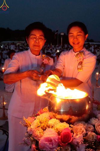 ภาพ No.129591:พิธีจุดประทีป 10,000 ดวง น้อมถวายเป็นพุทธบูชา ณ มหารัตนเจดีย์สิริปทุมสวรรค์ (เจดีย์อริยพุทธะ 5 พระองค์) ศูนย์ปฏิบัติธรรมภาคใต้ อ.บางกล่ำ จ.สงขลา  วันที่ 10 มีนาคม พ.ศ. 2567