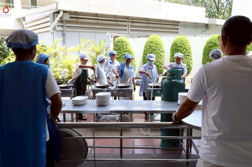 ภาพ No.231884:วันที่ 5 กรกฎาคม พ.ศ. 2568 พิธีถวายภัตตาหารเมนูสวรรค์ เพื่อการบรรลุธรรม ณ หอฉันคุณยายอาจารย์ฯ วัดพระธรรมกาย